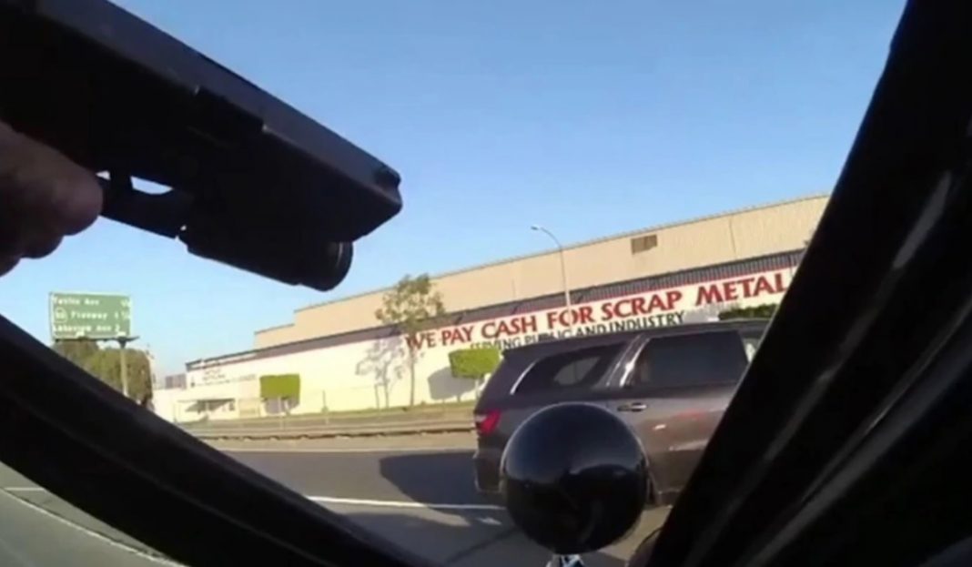 El impactante momento en que un policía de California dispara a una joven de 17 años