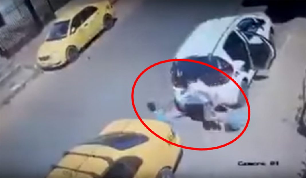 Se suelta de la mano de la mamá y muere atropellado