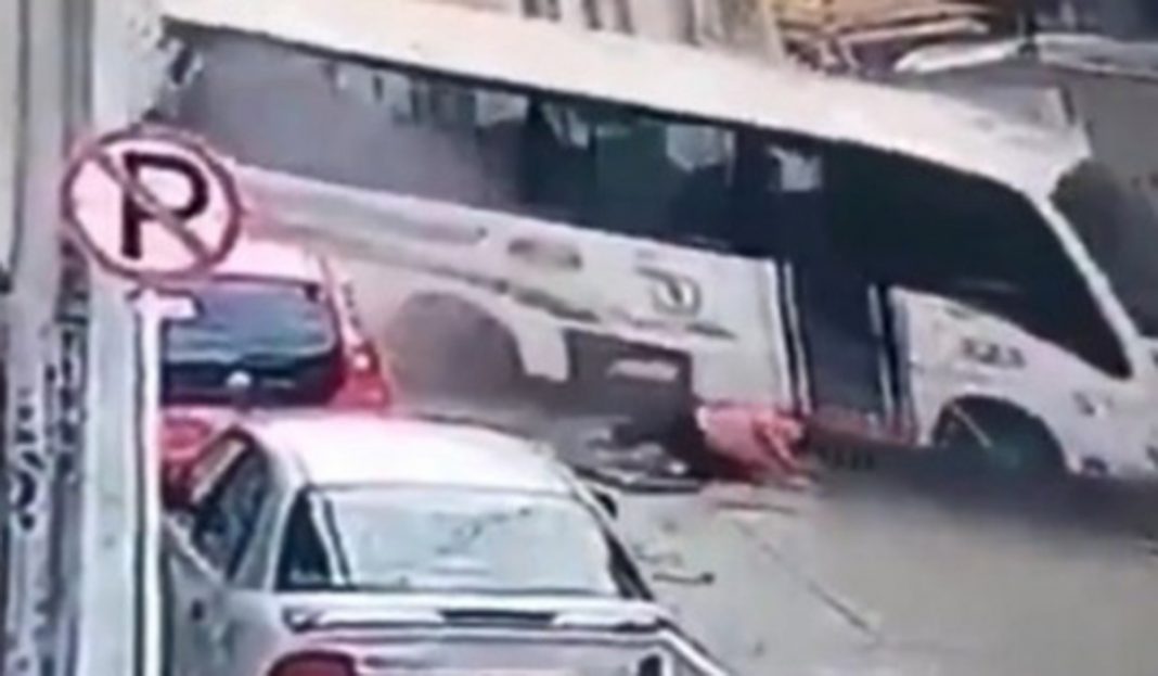 El video viral de un autobús descontrolado que se desliza calle abajo