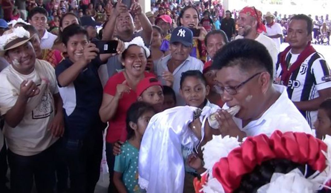 La insólita boda entre un alcalde de Oaxaca y un caimán hembra