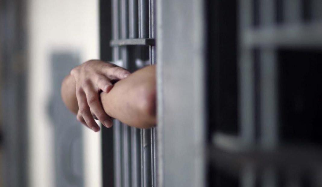 Va a prisión hombre detenido por degollar a su padre