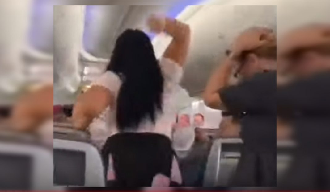 Golpea al novio porque vio a las azafatas