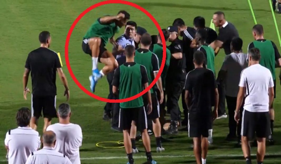 Cristiano Ronaldo «ataca» a policía tras invasión de hincha (VIDEO)