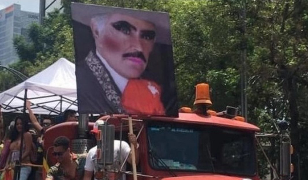 ¿Don Vicente Fernández en la marcha del orgullo gay?