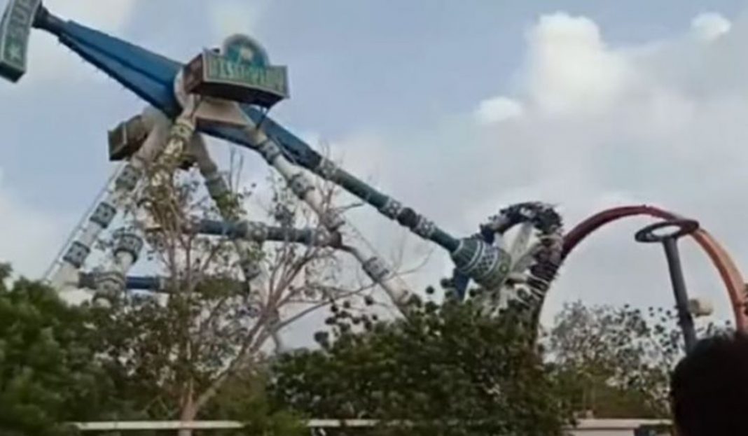 Juego mecánico se parte a la mitad en pleno funcionamiento y deja dos muertos (VIDEO)