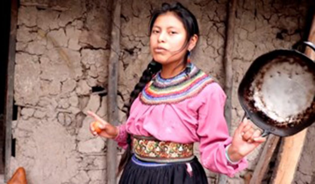 Youtuber indígena llega al millón de suscriptores.