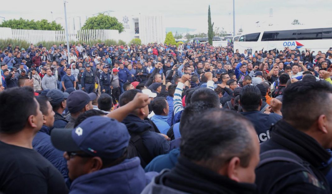 Policías federales protestan en contra de la Guardia Nacional de AMLO