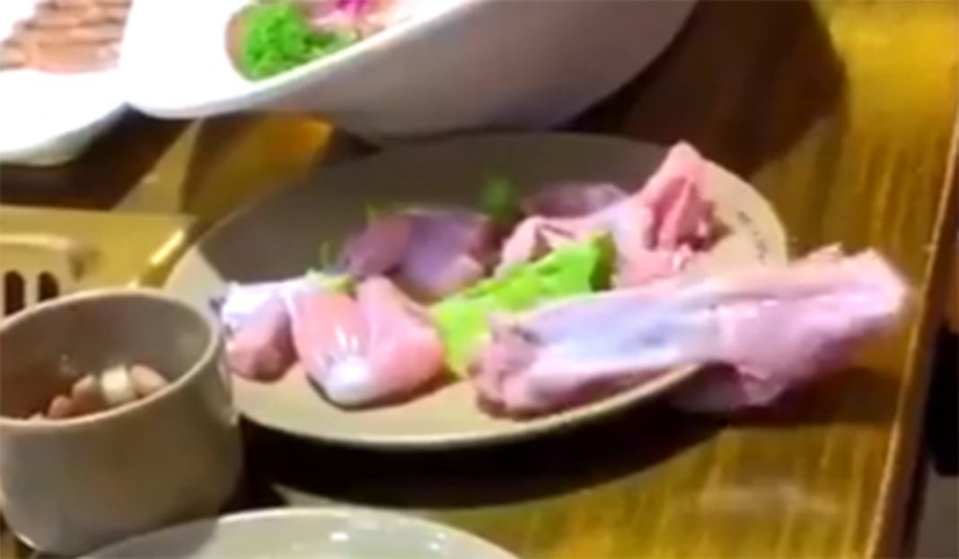 Trozo de pollo ¡SE ESCAPA DE LA MESA! !! WTF !!