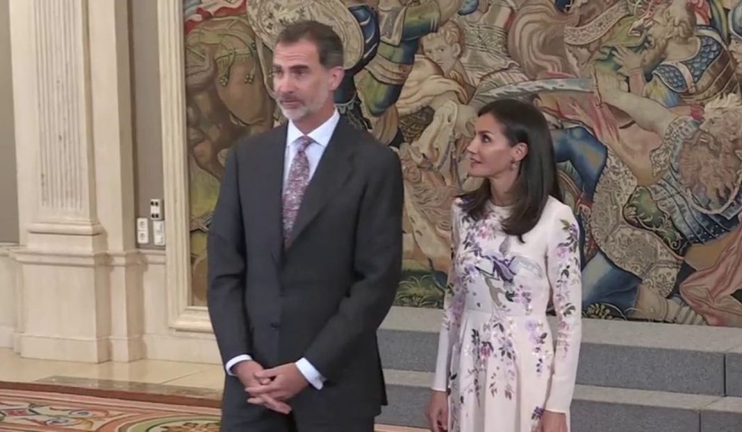 Se viraliza el incómodo momento entre la reina Letizia y el rey Felipe VI de España