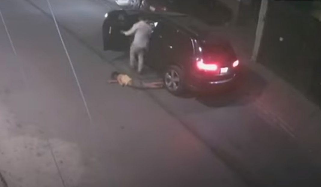 Captan en video momento cuando sujeto agrede brutalmente a la madre de su hija en Saltillo