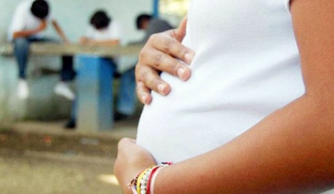 Hombres que embaracen a una mujer y la abandonen podrían ir a prisión