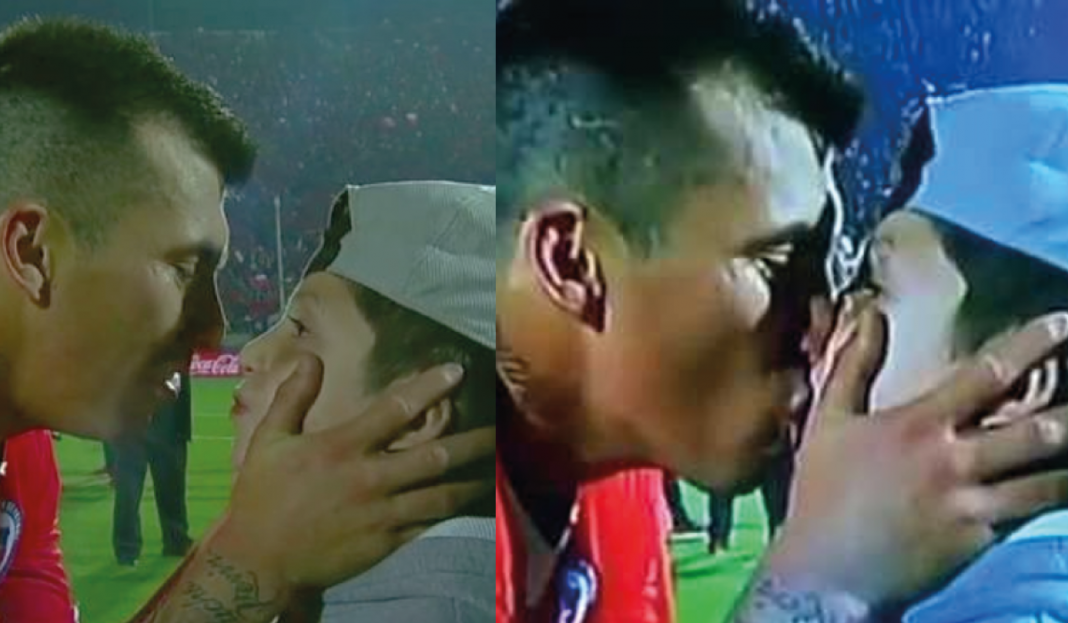 Fuertes críticas a futbolista por besar a su hijo en la boca.