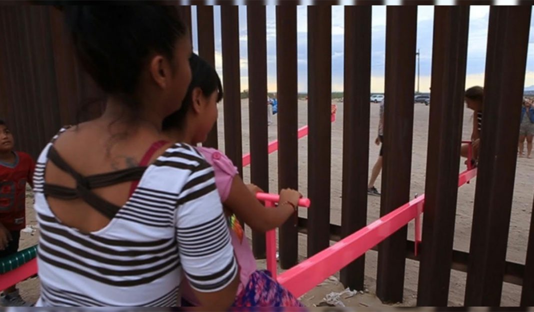 Instalan varios «sube y baja» en el muro