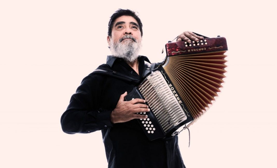 El maestro del acordeón Celso Piña sufre un infarto y muere a los 66 años