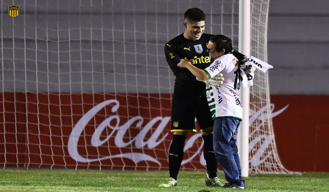 El conmovedor gesto de portero del Peñarol Kevin Dawson con un aficionado del equipo rival