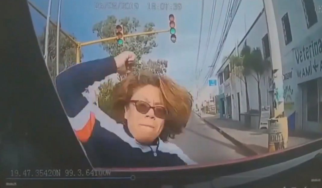 Mujer rompe parabrisas con el puño; chofer dice que ella se pasó el alto