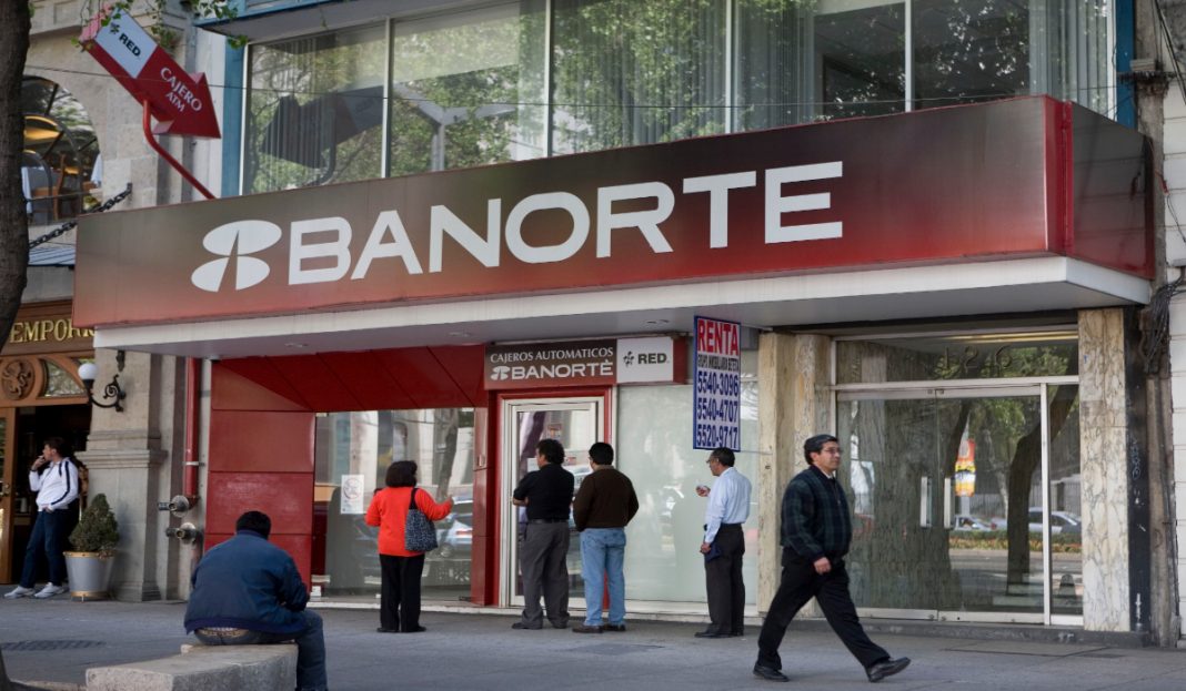 Reportan fallas en servicios de Banorte y BBVA