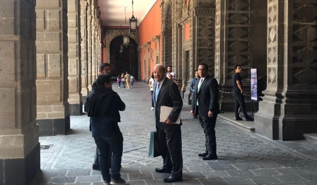 Carlos Slim se reúne en privado con AMLO y le lleva regalo