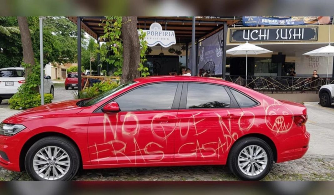 «Me confundieron», aclara dueño de carro rayado por supuesta infidelidad