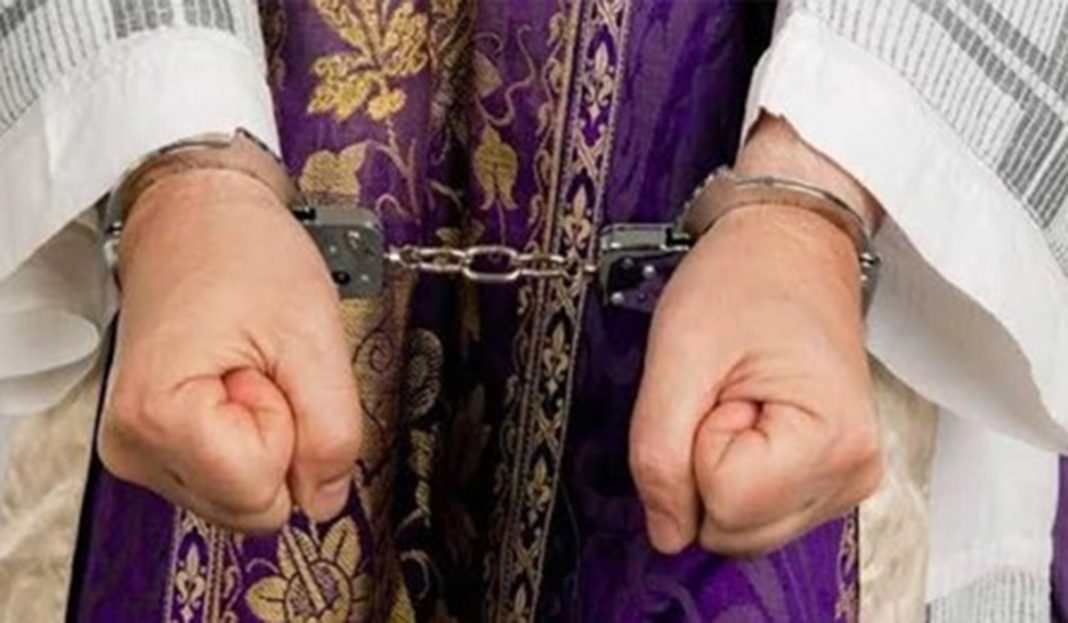 Acusan a sacerdote de violar niña que iba a catecismo
