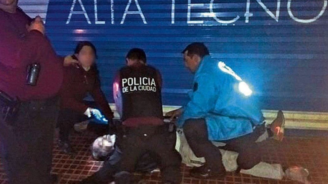 Abuelito con demencia senil se lleva chocolates del supermercado y guardias lo matan a golpes