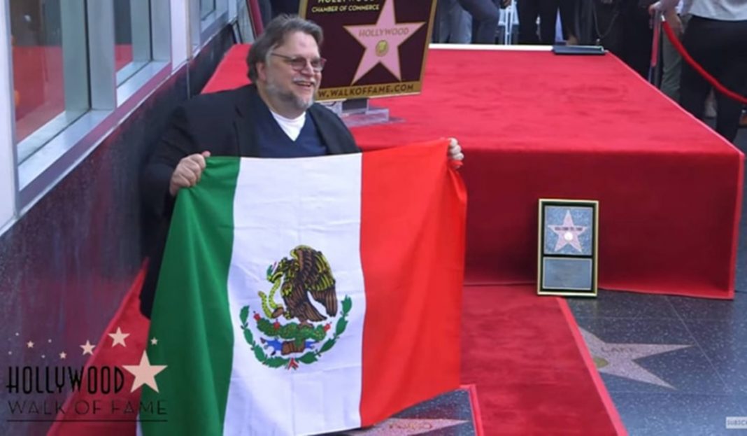 Guillermo del Toro devela su estrella en el Paseo de la Fama de Hollywood