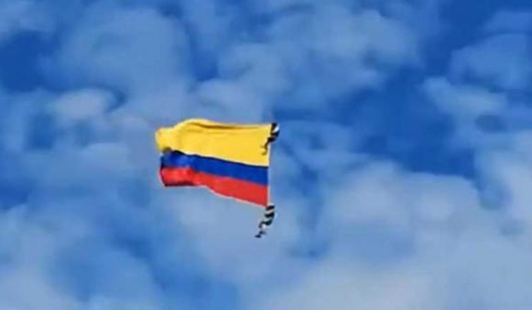 Captan el impactante momento de la trágica caída de dos militares en Colombia que pendían de un helicóptero durante desfile