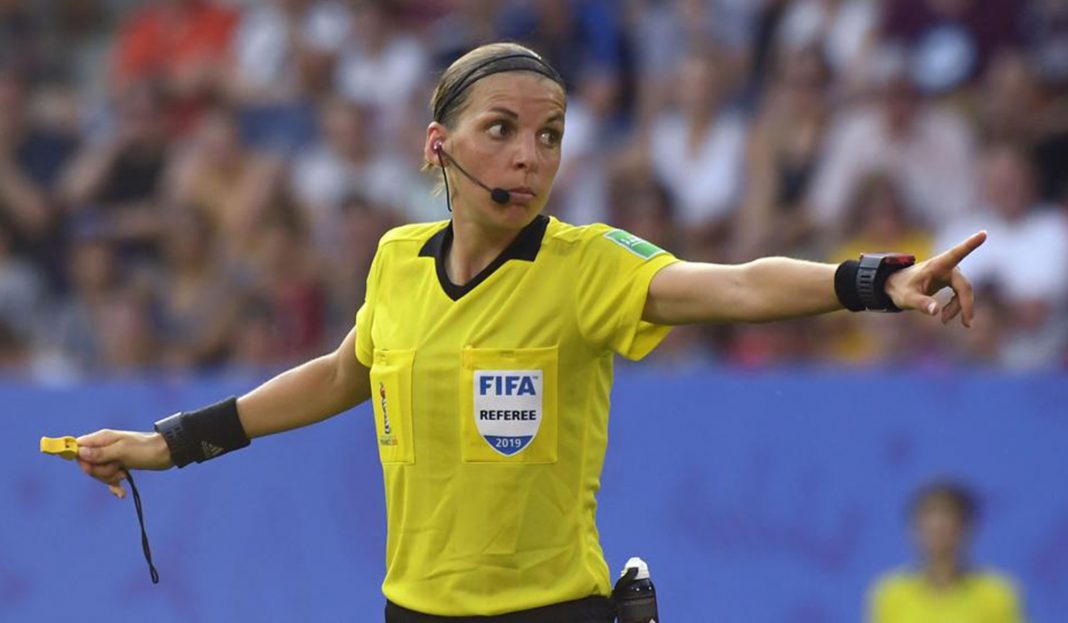 Stéphanie Frappart, la primera mujer que arbitrará una final europea masculina de fútbol