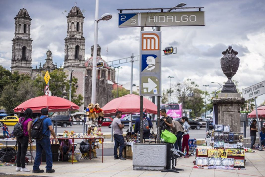 Mujer se arroja a las vías del Metro Hidalgo y muere
