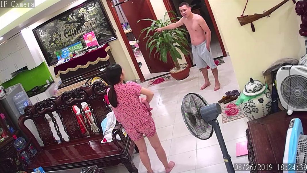 Un hombre agrede a su esposa, una famosa locutora, con su hijo en brazos