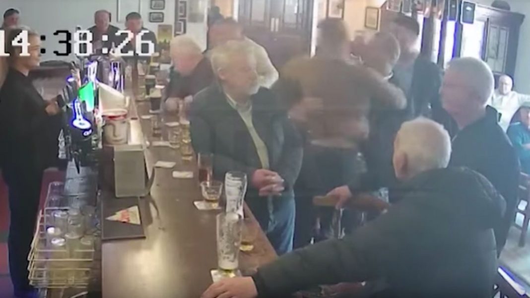 Por rechazar un trago de su marca de whisky, Conor McGregor golpea a un anciano en un bar irlandés