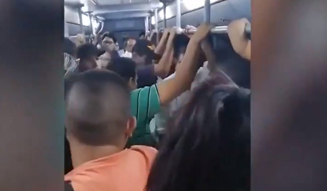 Pasajeros bajan a un hombre del metro de Monterrey por acosar a una niña