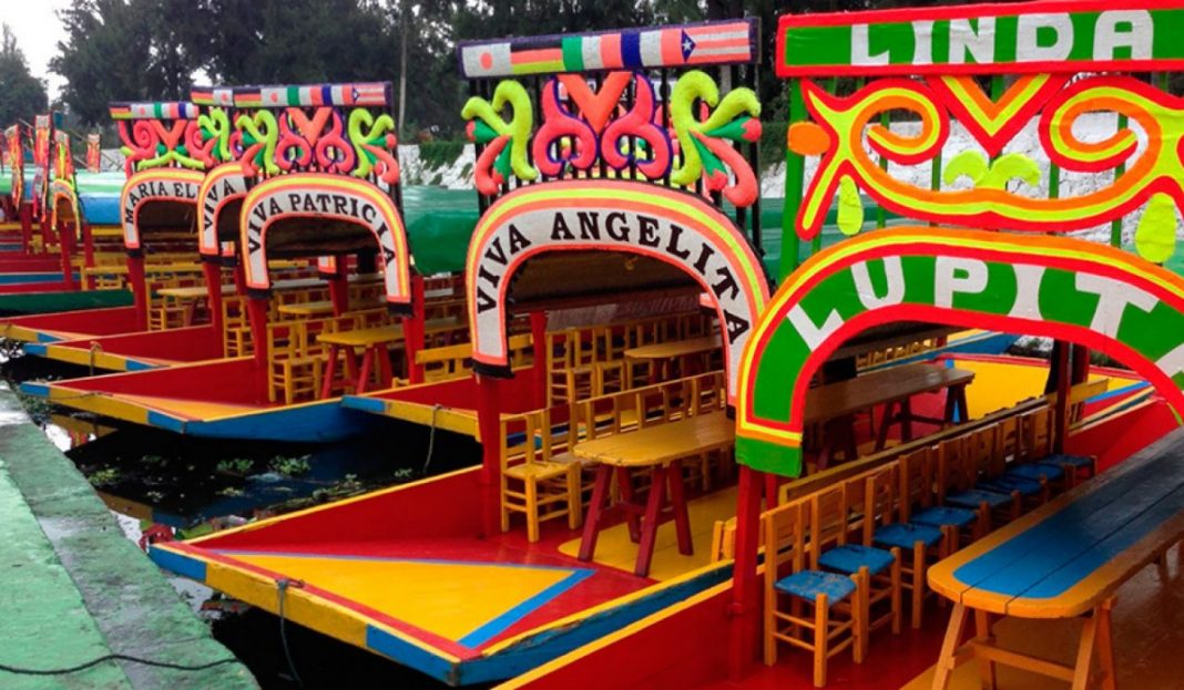 Prohíben consumo y venta de bebidas alcohólicas en las trajineras de Xochimilco tras caso de joven ahogado