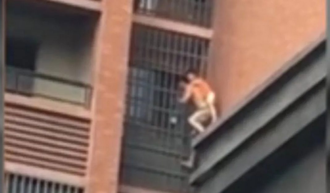 Un hombre escapó de un incendio desde un octavo piso con su sobrino sobre su espalda