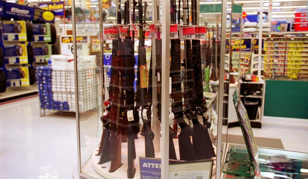 Walmart reducirá venta de armas cortas y sus municiones tras tiroteo en una de sus sucursales en Texas
