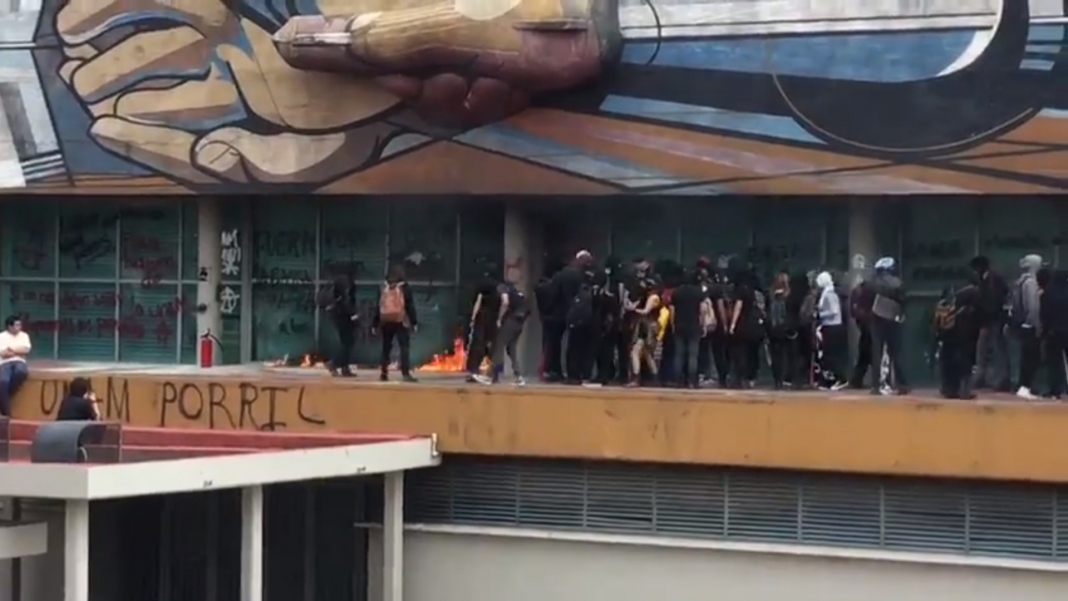 Jóvenes encapuchados vandalizan Rectoría de la UNAM en marcha contra porrismo