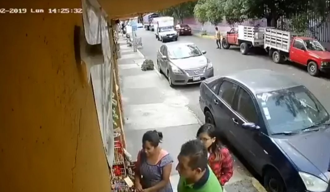 Finge ser atropellado para extorsionar a un conductor en la CDMX