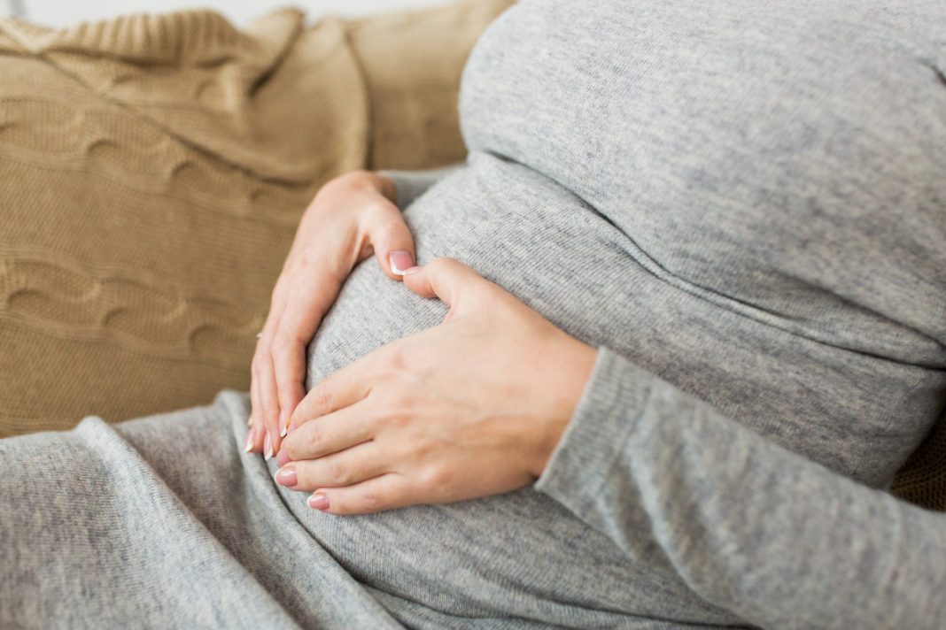 Joven finge embarazo y se autosecuestra para «perder a sus bebés»