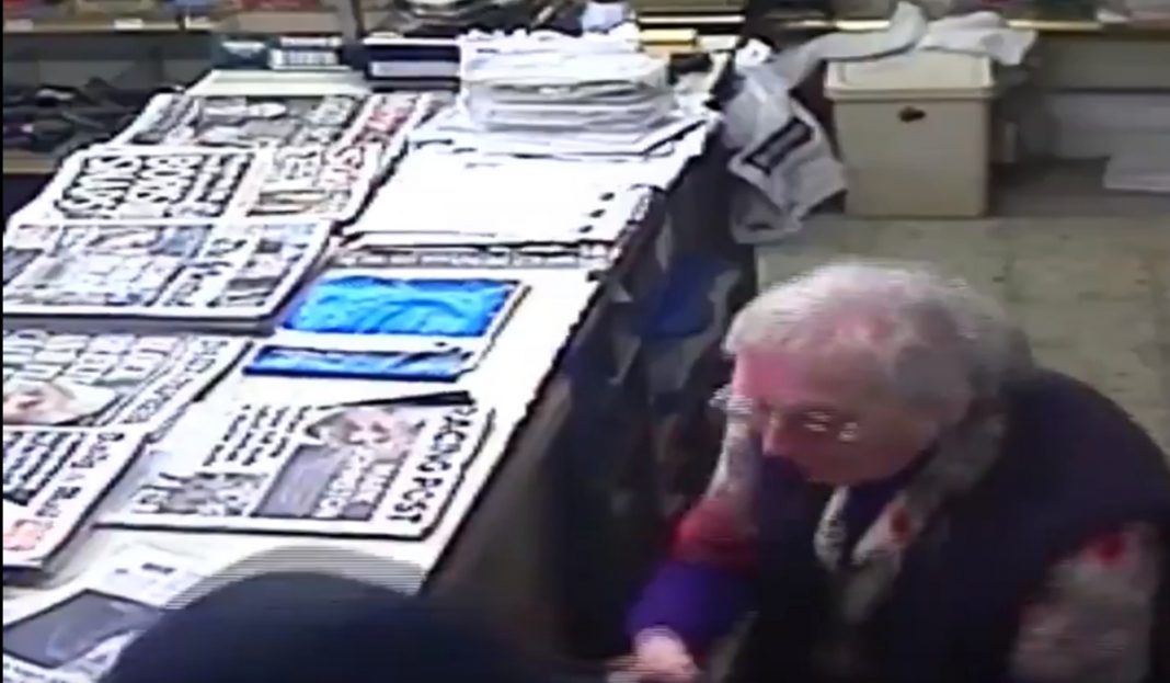 Mujer de 82 años golpea a bastonazos a un ladrón para defender su negocio