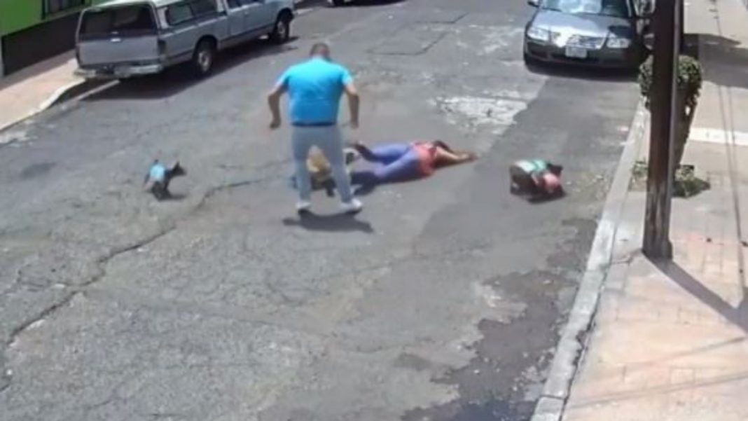 Hombre taclea a dueña de perro que intentó agredir a sus mascotas