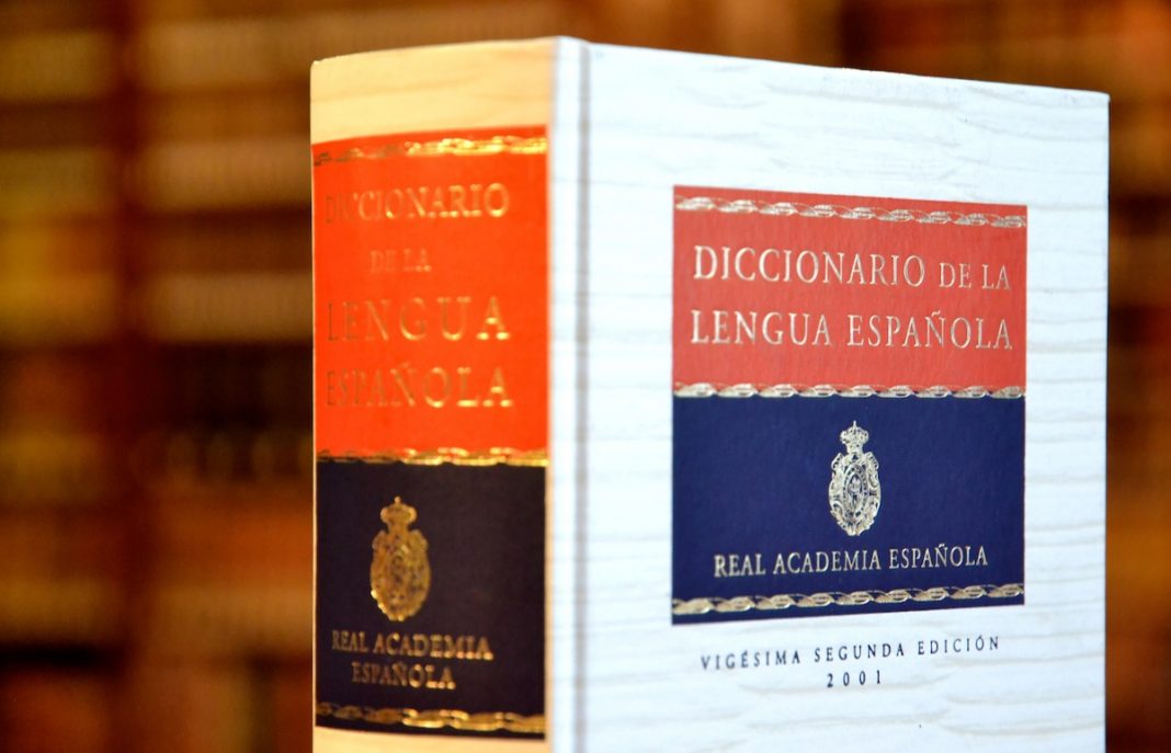 “Subir para arriba” y “bajar para abajo” ya son frases aprobadas por la RAE