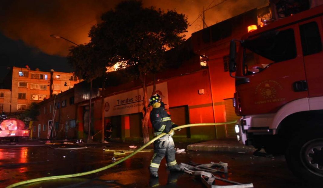 Abren dos albergues para evacuados por incendio en Tepito