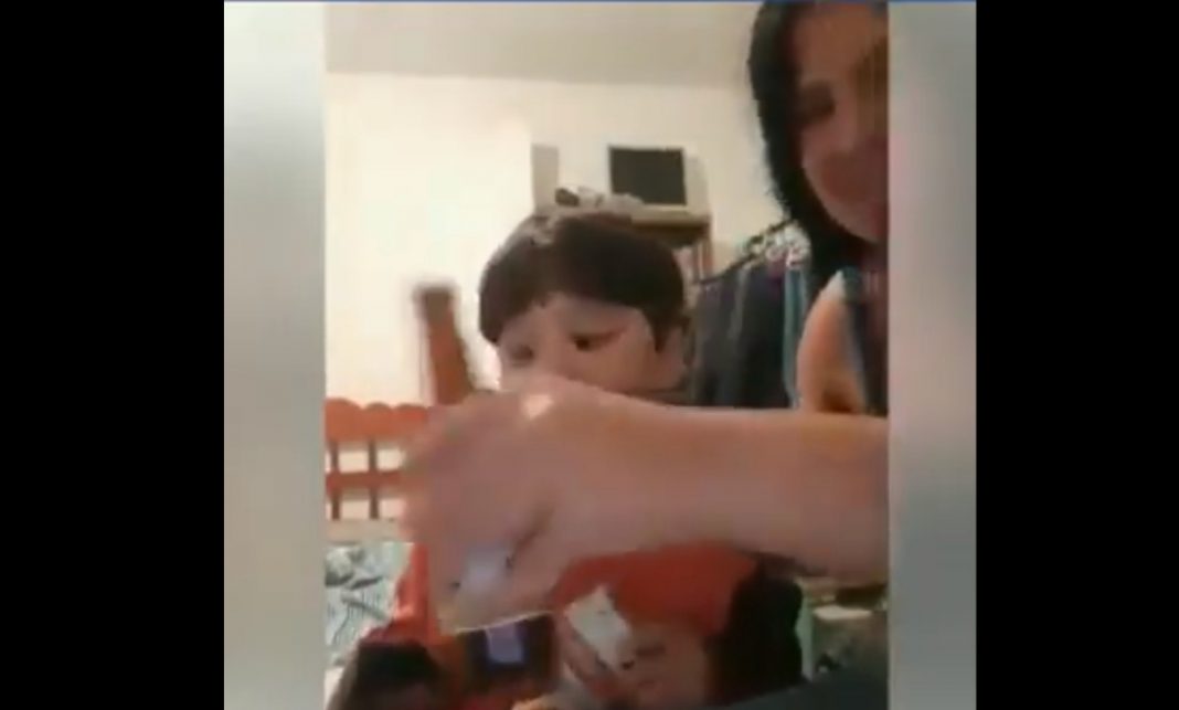 ¡Indignante! Mujer emborracha a niño y lo obliga a fumar