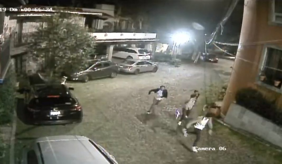 Mujer amenaza con cuchillo a menores en privada de la CDMX