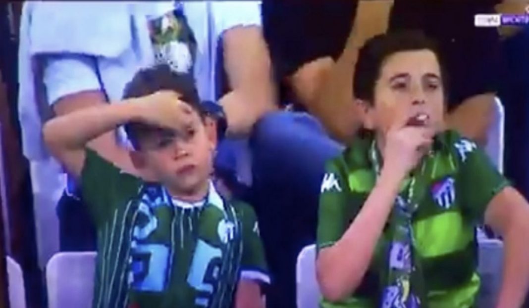 ‘Niño’ que fumaba en gradas de estadio tiene 36 años