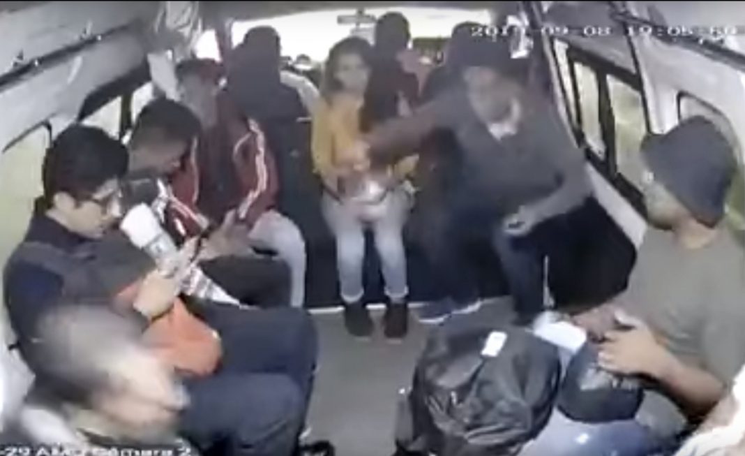 Pasajeros se arman de valor para corretear y capturar a delincuente que los asaltó