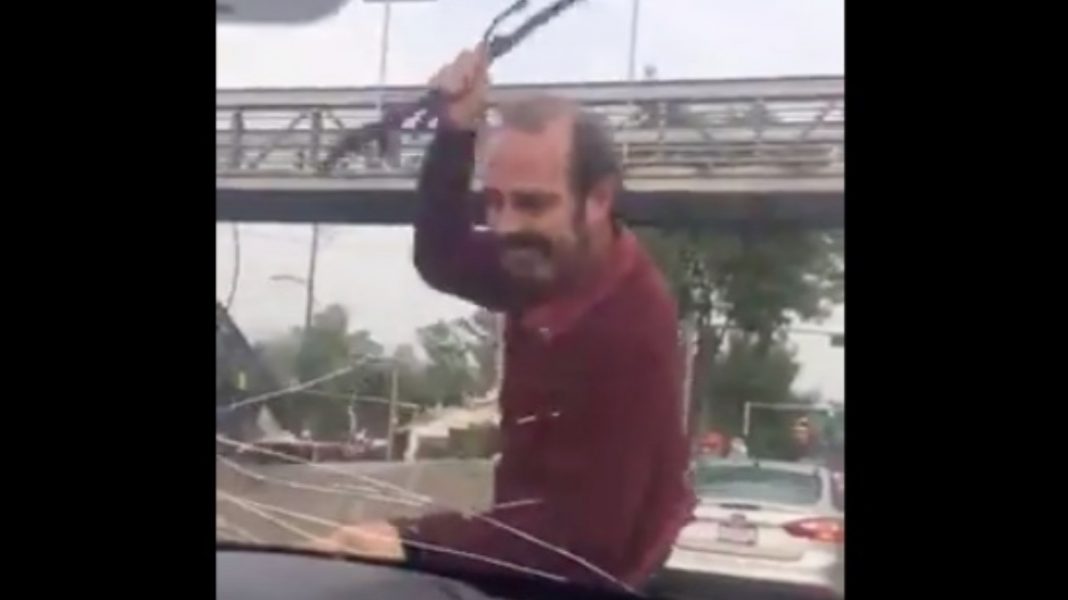 Sujeto rompe parabrisas de un vehículo en avenida Insurgentes