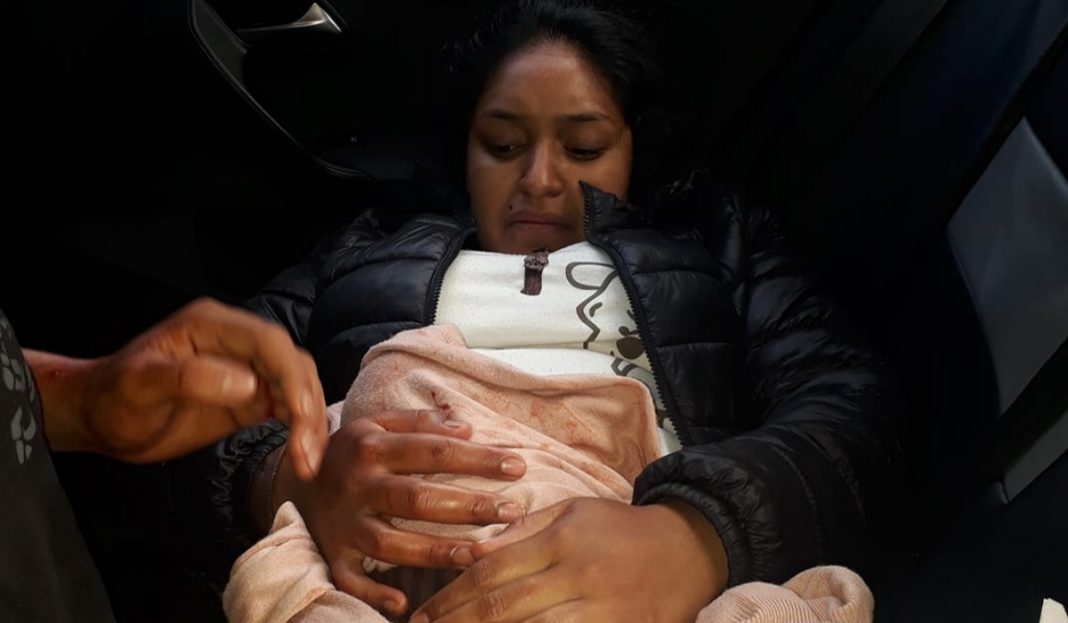 Taxista ayuda a mujer a dar a luz en su unidad