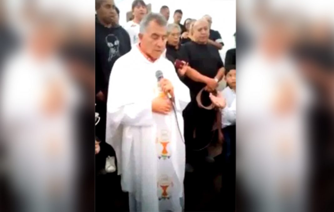 «Su cuerpo está corrompido»: Sacerdote se niega a darle la bendición a difunto