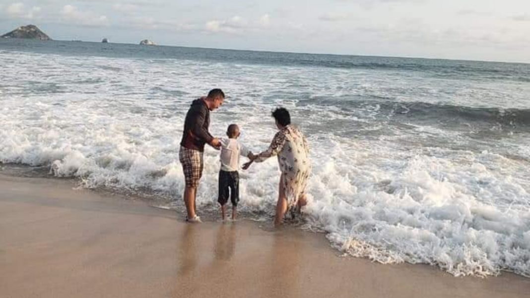 Jonathan, el niño que luchaba contra el cáncer, murió tras cumplir su sueño de conocer el mar en Mazatlán